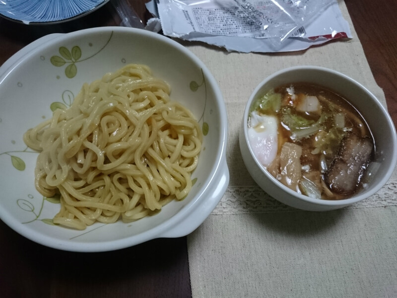 セブンイレブン　具付きつけ麺を夕食で食べる